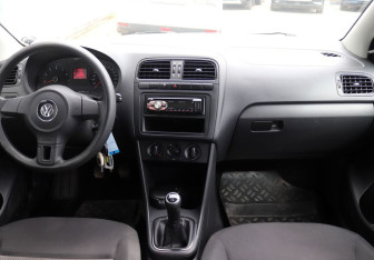Подержанный автомобиль Volkswagen Polo Sedan 2012 года (12 фото)