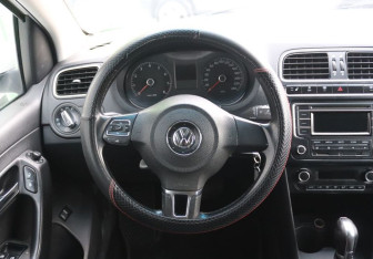 Подержанный автомобиль Volkswagen Polo Sedan 2013 года (15 фото)