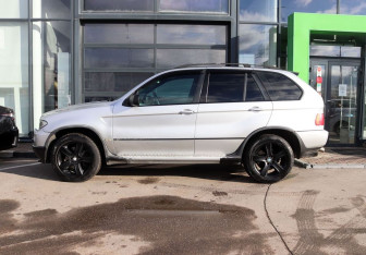 Подержанный автомобиль BMW X5 2001 года (2 фото)