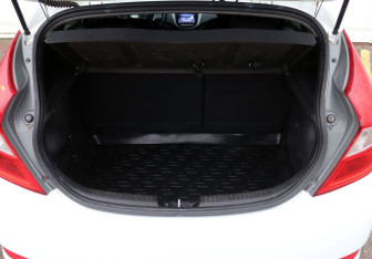 Подержанный автомобиль Hyundai Solaris Hatchback 2012 года (11 фото)