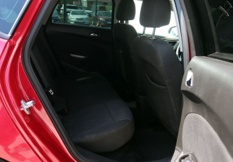Подержанный автомобиль Opel Astra Hatchback 2010 года (11 фото)