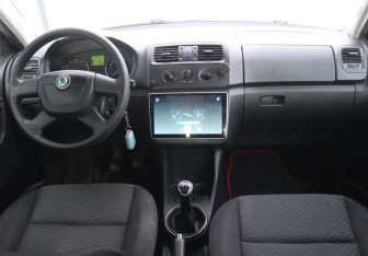 Подержанный автомобиль Skoda Fabia Hatchback 2012 года (15 фото)