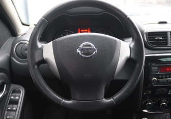 Подержанный автомобиль Nissan Terrano 2014 года (16 фото)