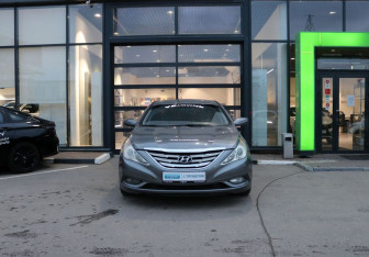 Подержанный автомобиль Hyundai Sonata 2011 года (8 фото)