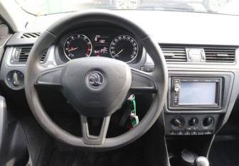 Подержанный автомобиль Skoda Rapid Liftback 2015 года (16 фото)
