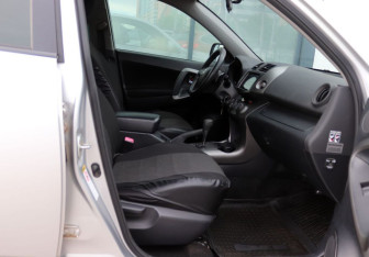 Подержанный автомобиль Toyota RAV4 2011 года (9 фото)