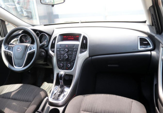 Подержанный автомобиль Opel Astra Hatchback 2010 года (12 фото)