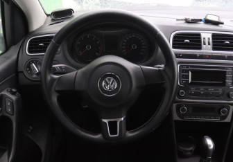 Подержанный автомобиль Volkswagen Polo Sedan 2015 года (15 фото)