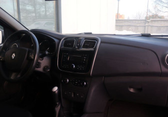 Подержанный автомобиль Renault Sandero 2015 года (14 фото)