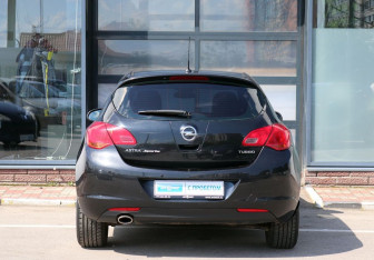 Подержанный автомобиль Opel Astra Hatchback 2011 года (5 фото)