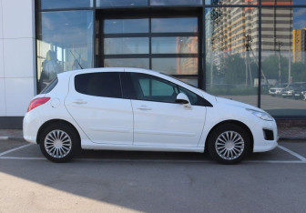 Подержанный автомобиль Peugeot 308 Hatchback 2011 года (6 фото)