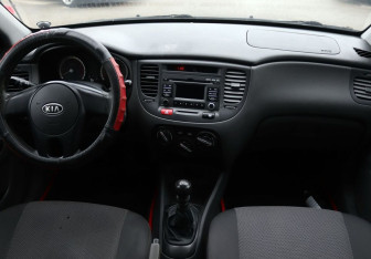 Подержанный автомобиль Kia Rio Hatchback 2010 года (14 фото)