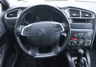 Подержанный автомобиль Citroen C4 Hatchback 2011 года (15 фото)