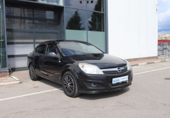 Подержанный автомобиль Opel Astra Sedan 2010 года (7 фото)