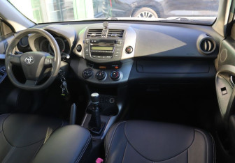 Подержанный автомобиль Toyota RAV4 2012 года (13 фото)