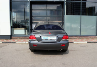 Подержанный автомобиль Mitsubishi Lancer Sedan 2005 года (4 фото)