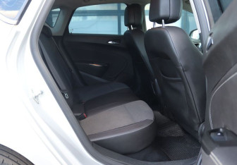 Подержанный автомобиль Opel Astra Hatchback 2011 года (11 фото)