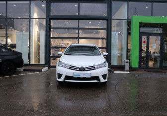 Подержанный автомобиль Toyota Corolla Sedan 2014 года (8 фото)