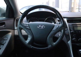Подержанный автомобиль Hyundai Sonata 2011 года (15 фото)