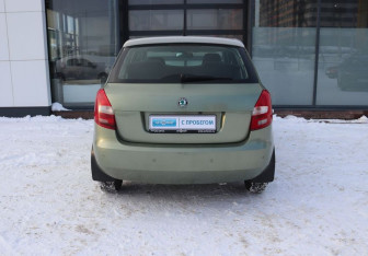 Подержанный автомобиль Skoda Fabia Hatchback 2012 года (4 фото)