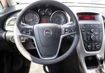 Подержанный автомобиль Opel Astra Hatchback 2010 года (14 фото)