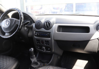 Подержанный автомобиль Renault Logan Sedan 2010 года (12 фото)