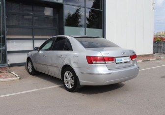 Подержанный автомобиль Hyundai Sonata 2008 года (3 фото)