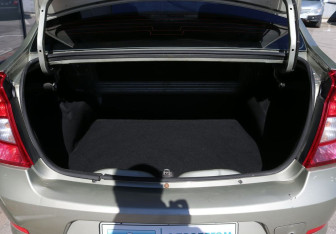 Подержанный автомобиль Renault Logan Sedan 2012 года (11 фото)