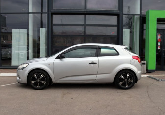 Подержанный автомобиль Kia Ceed Hatchback 2009 года (2 фото)