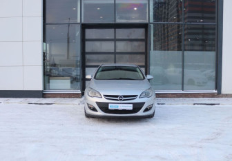 Подержанный автомобиль Opel Astra Hatchback 2013 года (8 фото)