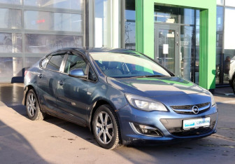 Подержанный автомобиль Opel Astra Sedan 2013 года (7 фото)