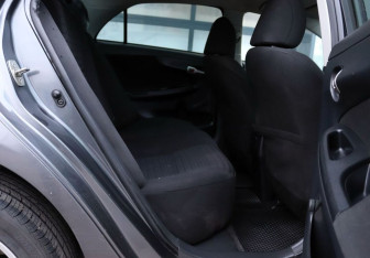 Подержанный автомобиль Toyota Corolla Sedan 2008 года (12 фото)