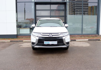 Подержанный автомобиль Mitsubishi Outlander 2017 года (8 фото)