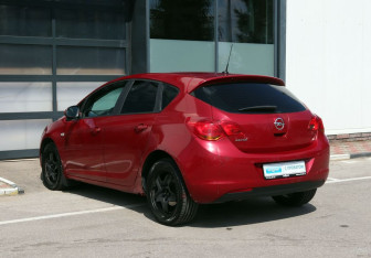 Подержанный автомобиль Opel Astra Hatchback 2010 года (7 фото)