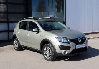 Подержанный автомобиль Renault Sandero 2017 года (2 фото)