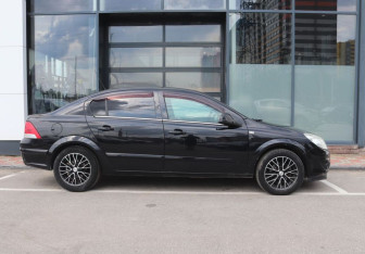 Подержанный автомобиль Opel Astra Sedan 2010 года (6 фото)