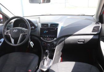 Подержанный автомобиль Hyundai Solaris Hatchback 2015 года (13 фото)