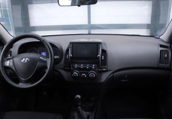 Подержанный автомобиль Hyundai i30 Hatchback 2009 года (14 фото)