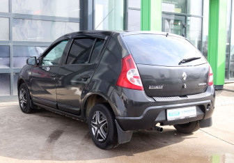 Подержанный автомобиль Renault Sandero 2010 года (4 фото)