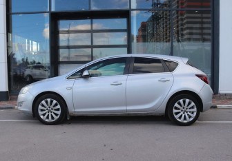 Подержанный автомобиль Opel Astra Hatchback 2011 года (2 фото)