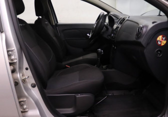 Подержанный автомобиль Renault Sandero 2019 года (13 фото)