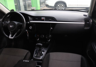 Подержанный автомобиль Kia Rio Hatchback 2017 года (14 фото)