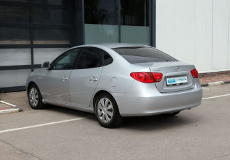 Подержанный автомобиль Hyundai Elantra Sedan 2007 года (5 фото)
