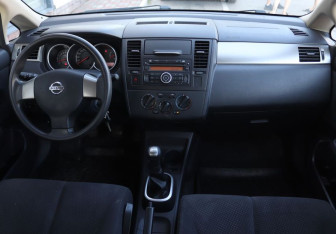 Подержанный автомобиль Nissan Tiida Hatchback 2010 года (15 фото)