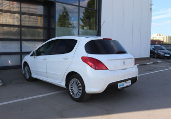 Подержанный автомобиль Peugeot 308 Hatchback 2011 года (3 фото)