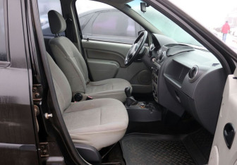 Подержанный автомобиль Renault Logan Sedan 2009 года (13 фото)