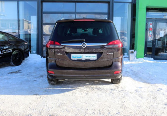 Подержанный автомобиль Opel Zafira Compactvan 2015 года (4 фото)