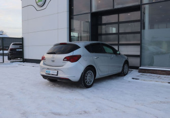 Подержанный автомобиль Opel Astra Hatchback 2013 года (5 фото)