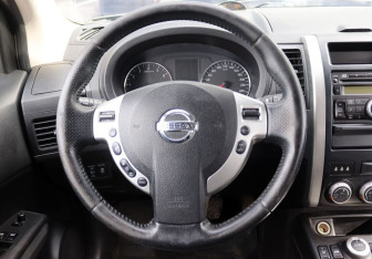 Подержанный автомобиль Nissan X-Trail 2011 года (16 фото)