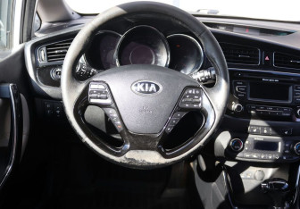 Подержанный автомобиль Kia Ceed Hatchback 2012 года (16 фото)
